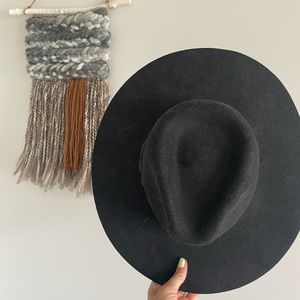 urban outfitters black hat, new w tags